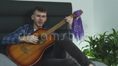 一个人在用吉他弹唱一首歌。 吉他练习和歌曲作曲。